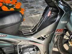 Bộ tem được dán trải dọc thân xe