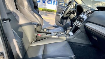 Ghế lái khá hiện đại khi có thể chỉnh điện 8 hướng