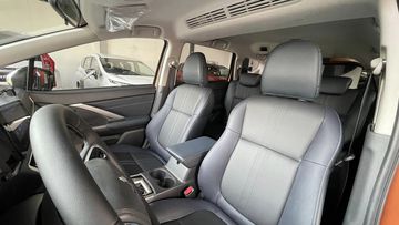 Hàng ghế trước có thiết kế ôm lấy thân người ngồi