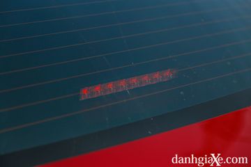 Đèn phanh thứ ba dạng LED trên Toyota Vios GR-S cho khả năng nhận diện tốt hơn