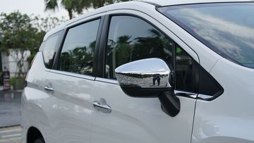 Gương chiếu hậu sơn cùng màu thân xe, chụp gương và tay nắm cửa cũng được mạ chrome sáng bóng