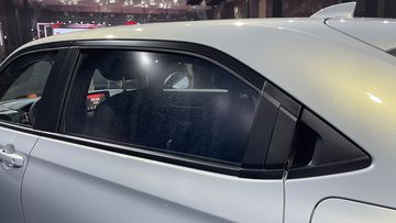 Khu vực cửa sổ của Honda HR-V 2023 vẫn giữ nguyên kiểu viền cửa sơn đen hiện đại cùng chi tiết tay mở cửa đặt tại trụ C