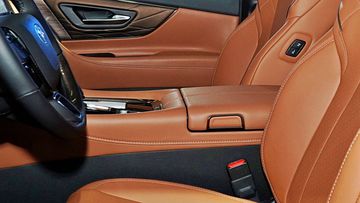 Bệ tỳ tay hàng ghế trước Toyota Alphard 2025 liền mạch với bệ điều khiển trung tâm