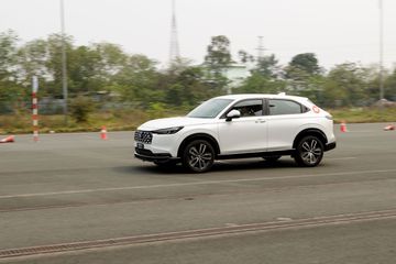 Động cơ xăng trên Honda HR-V e:HEV RS có thể được tách rời khỏi phần còn lại và chỉ hoạt động khi cần thiết, tùy thuộc vào trạng thái sạc pin và các thông số khác, nhờ đó tối ưu mức tiêu hao nhiên liệu