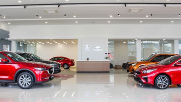 Khu vực trưng bày xe sang trọng tại Mazda Đức Trọng