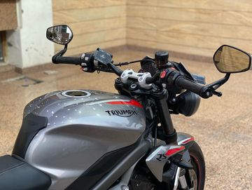 Triumph Street Triple 765 RS 2023 được trang bị công nghệ Triumph Shift Assist