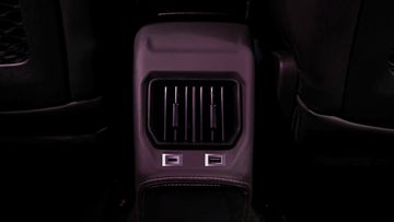 Phiên bản Peugeot 2008 2025 đã được bổ sung cửa gió điều hòa sau, giúp khoang lái nhanh mát cũng như mát đều hơn