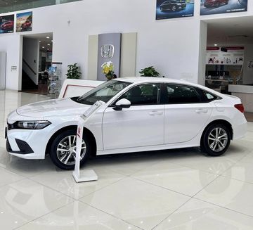 Các phiên bản E và G trang bị tay nắm cửa cùng màu với thân xe