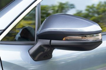 Hòa theo xu hướng mới trong thiết kế ô tô, Corolla Cross cũng dời vị trí đặt gương chiếu hậu lên phần thân xe