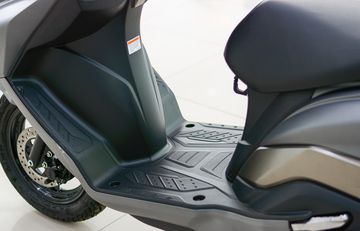 Khu vực sàn để chân của Burgman khá rộng rãi