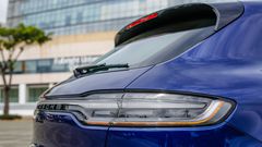 Cụm đèn hậu đẹp mắt mang phong cách liền lạc từ hai bên thân xe mang đến độ nhận diện cao là một chiếc xe Porsche từ rất xa. 