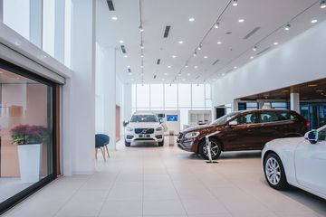 Phòng trưng bày rộng rãi với nhiều cửa sổ, cho một không gian sáng sủa