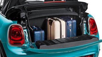 Khoang hành lý của MINI Cooper Convertible 2024 khá nhỏ