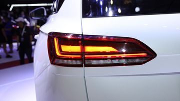 Volkswagen Touareg 2023 vẫn thiết kế cụm đèn hậu LED với đồ họa chữ L nằm ngang vuốt lên trên
