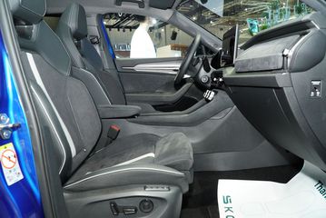 Hàng ghế trước Skoda Kodiaq 2025 thiết kế công thái học và mang phong cách thể thao hiện đại