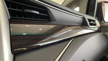 Các phiên bản Innova G, Venture và V có mặt taplo ốp gỗ bóng và viền mạ bạc sang trọng