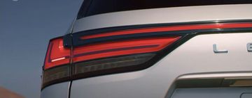 Đuôi xe Lexus LX600 F Sport 2023 bề thế với cụm đèn hậu LED đồ họa hình chữ L đẹp mắt.
