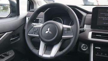 Vô lăng trên Xpander 2023 vẫn được bọc da trên bản AT, sử dụng thiết kế 3 chấu to bản truyền thống của những mẫu xe nhà Mitsubishi.