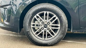 Bộ lazang 14 inch làm phần thân xe Kia Soluto 2024 trông mất cân đối