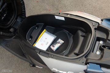 Cốp xe trên Yamaha FreeGo S 2024 thiết kế rộng rãi với dung tích 25 lít