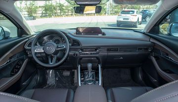 Khoang lái của Mazda CX-30 2024 cũng để lại ấn tượng sâu sắc về chất hiện đại, trẻ trung và cá tính ngay từ cái nhìn đầu tiên
