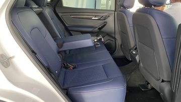 Hàng ghế sau có 3 tựa đầu và bệ tỳ tay cỡ lớn