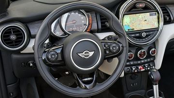 Vô lăng 3 chấu bọc da trên MINI Cooper Convertible 2024