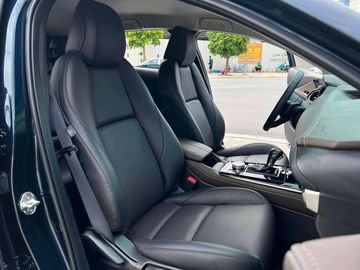 Cả 2 phiên bản đều sở hữu hàng ghế trước chỉnh điện và ghế lái được tích hợp tính năng nhớ vị trí