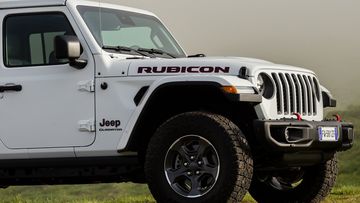 Nắp capo Jeep Gladiator 2023 cũng sử dụng thiết kế đặc trưng với hai chốt gài