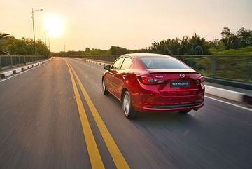 Cụm đèn hậu hình cánh chim quen thuộc trên Mazda 2