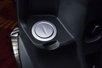 Nắp bình xăng được thiết kế phía trước đầu xe giúp người lái thuận tiện đổ xăng