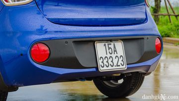 Cản sau được ốp nhựa đen to bản kết hợp cùng 1 tấm phản quang