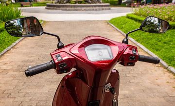 Cụm công tắc bên phải có thêm nút chuyển đổi giữa hai chế độ lái: ECO và SPORT