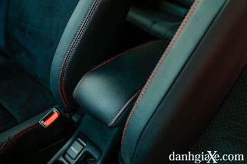 Bệ tỳ tay khá nhỏ trên Toyota Vios GR-S, không thực sự tiện dụng