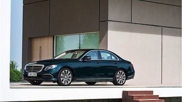 E-Class thế hệ năm l&agrave; chiếc sedan điều h&agrave;nh c&oacute; c&ocirc;ng nghệ ti&ecirc;n tiến nhất trong lịch sử Mercedes