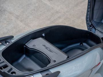 Hộc đựng đồ dưới yên xe có dung tích lên tới 28 lít