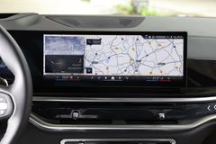 BMW X5 xDrive40i M Sport có phần vượt trội hơn khi trang bị hệ thống BMW Live Cockpit với cụm màn hình cong