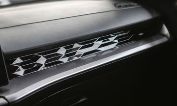 Hệ thống cửa gió trung tâm nằm ẩn trong mảng ốp trang trí kiểu họa tiết kim cương bắt mắt