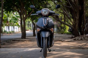 Đầu xe bo tròn đẹp mắt, với thiết kế lấy cảm hứng từ những chiếc áo choàng của các cô nàng gen Z