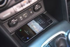 Sạc điện thoại không dây chuẩn Qi của Hyundai Kona 2022