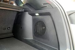 Phiên bản Premium cũng có thêm loa sub-woofer ở phía sau khoang hành lý