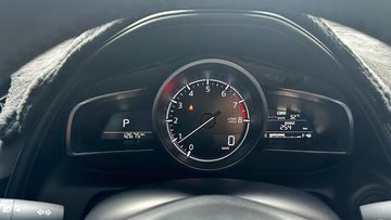 Cụm đồng hồ tốc độ dạng 3 khoang với 1 đồng hồ analog ở giữa và 2 màn hình digital hai bên