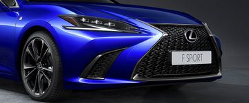 Lưới tản nhiệt và đèn pha nổi bật ở đầu xe Lexus ES 250 F Sport 2024