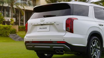Các chi tiết đuôi xe Hyundai Palisade 2024 được sắp đặt cân đối, hài hòa