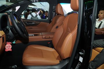 Màu sắc nội thất Toyota Alphard 2025 sẽ linh hoạt với 2 tùy chọn Nâu và Be