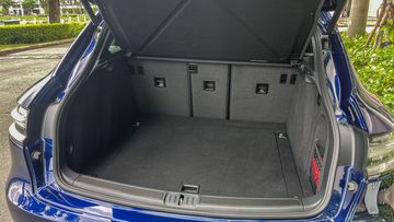 
Tuy vậy, không gian của cốp xe lại có phần dư dả, đảm bảo khoảng 4 vali lớn cho cả một gia đình 4 người tiêu chuẩn có thể đi du lịch khoảng một tuần hoặc chứa được khoảng 2 bộ dụng cụ đánh golf. 
