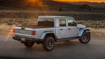 Đuôi xe Jeep Gladiator 2023 gọn gàng hơn khi không còn cụm bánh dự phòng treo phía sau