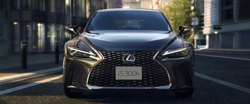 Lưới tản nhiệt và đèn pha nổi bật ở đầu xe Lexus IS300h 2024