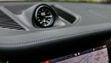 Bề mặt táp-lô sử dụng da mềm cao cấp với đường chỉ trang trí màu xanh dương đẹp mắt nằm trong gói tuỳ chọn nội thất có giá 227 triệu đồng.