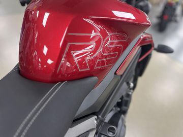 Bình xăng 15 lít được tích hợp các tấm ốm màu sắc bên ngoài